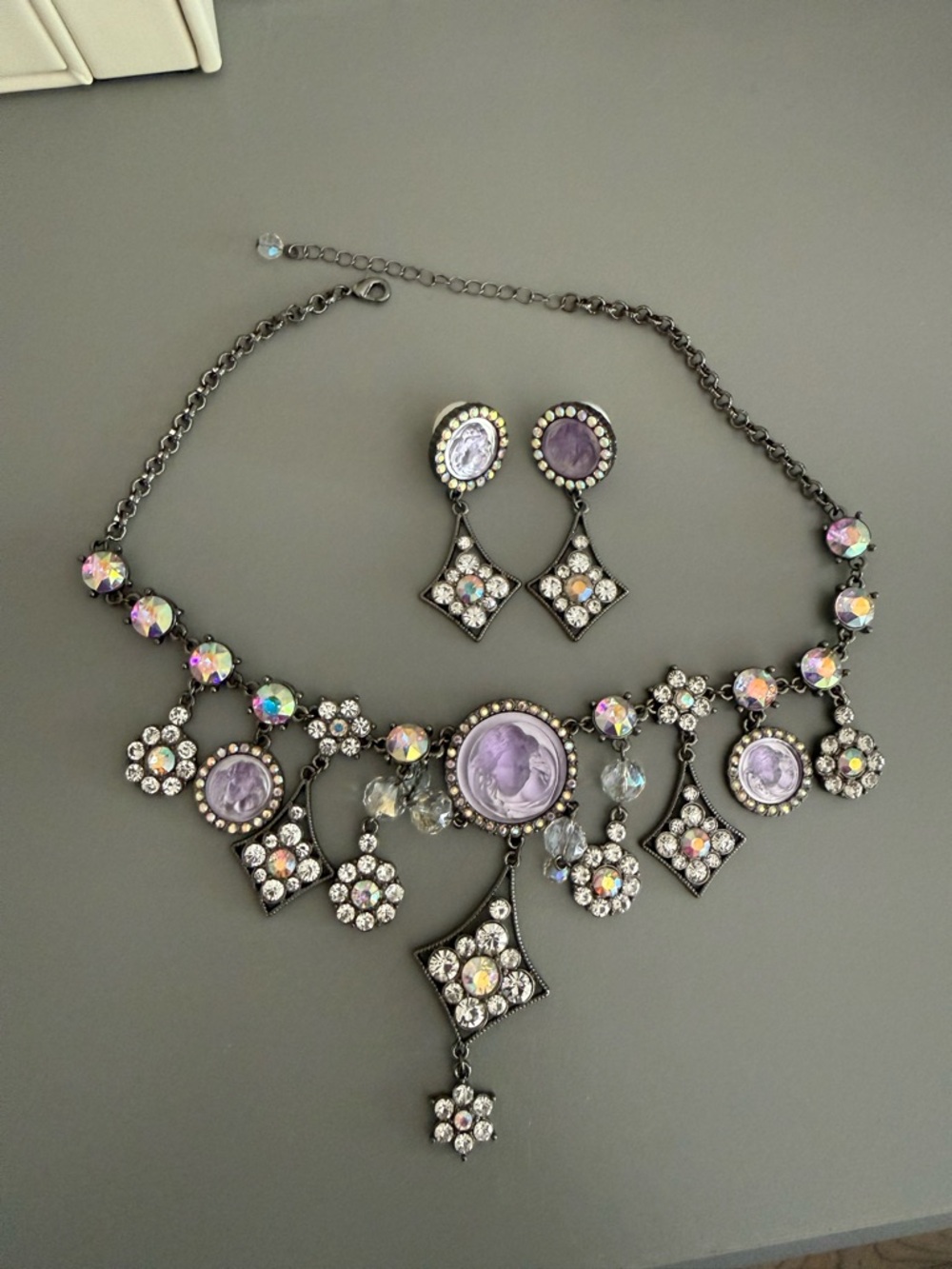 Women’s vintage cameo purple & black jewelry set